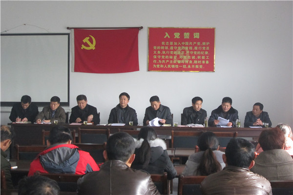 大通镇新一村召开村干部述职述廉会议